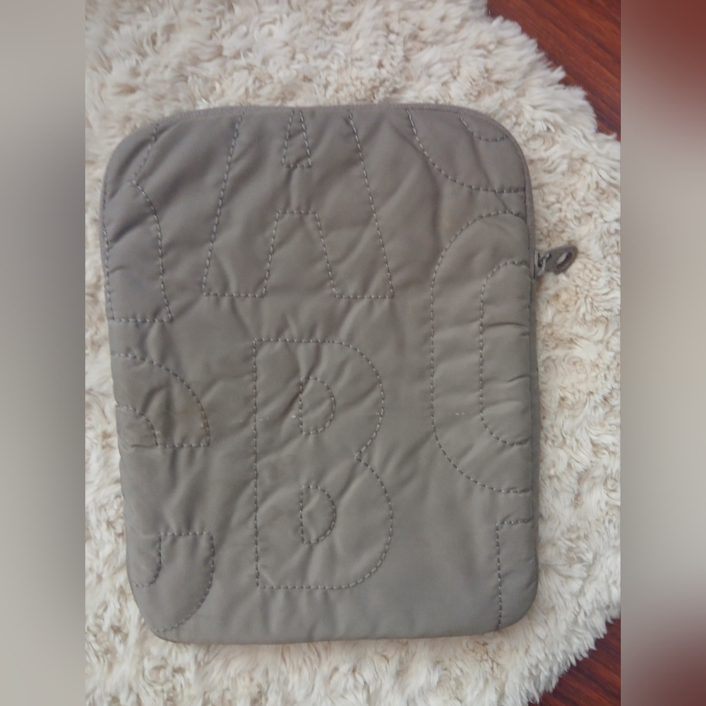 💎 Marc by Marc Jacobs Quilted Tablet Sleeve in Gray Taupe Padded - Picture 6 of 7